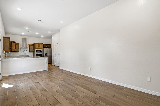 Building Photo - 649 La Entrada Cir