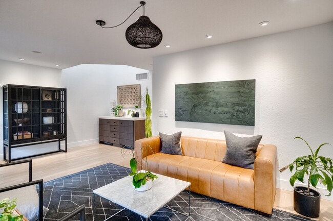 Building Photo - Exquisite 3 bedroom 2.5 bath two-story Executive Condo in Winter Park with 2-Car Garage