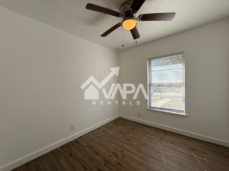 Building Photo - 4847 Featherock Dr