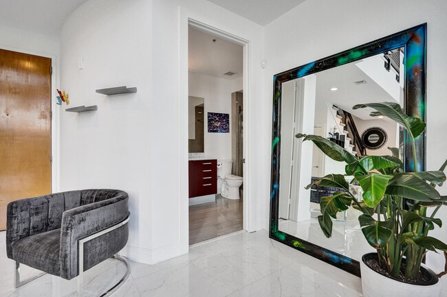 Building Photo - 365 SE 6th Ave