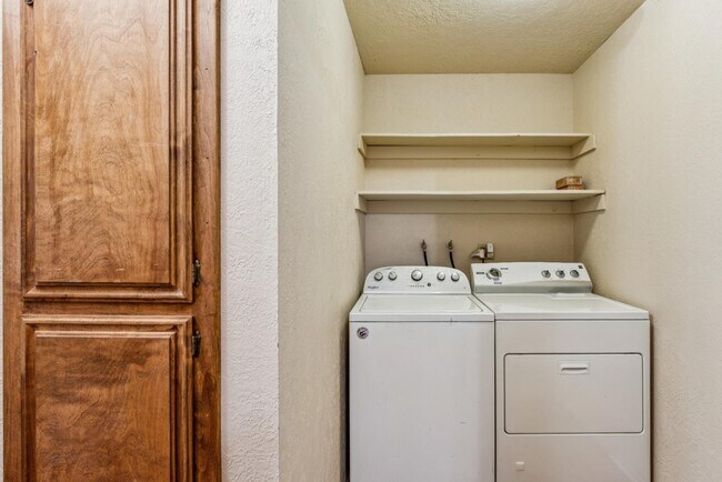 Building Photo - 725 Ivy Ln