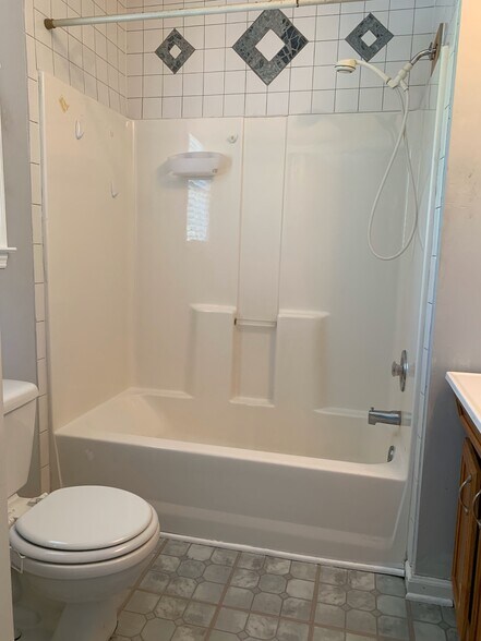 Bathtub/Shower - 1740 Brompton Square