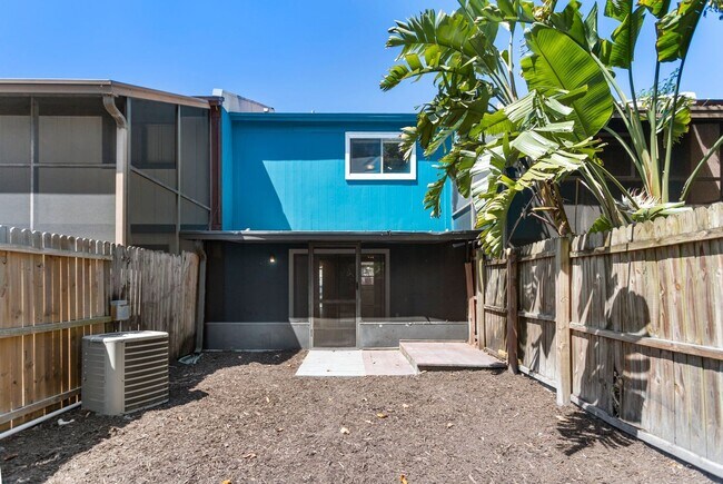 Building Photo - 2bedroom 1.5 Bath Town home ** January Ren...