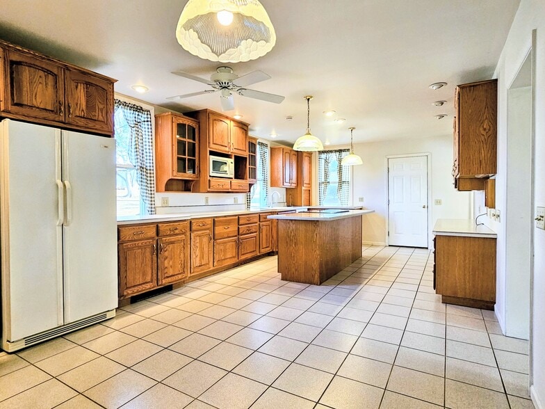 Building Photo - 461 W Main Ave