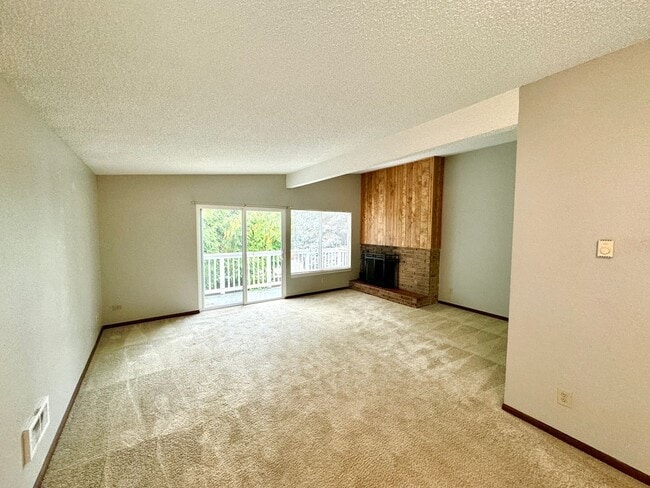 Building Photo - Spacious 2 Bedroom in Idyllic Location