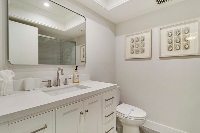 Building Photo - 438 Brackenwood Ln S