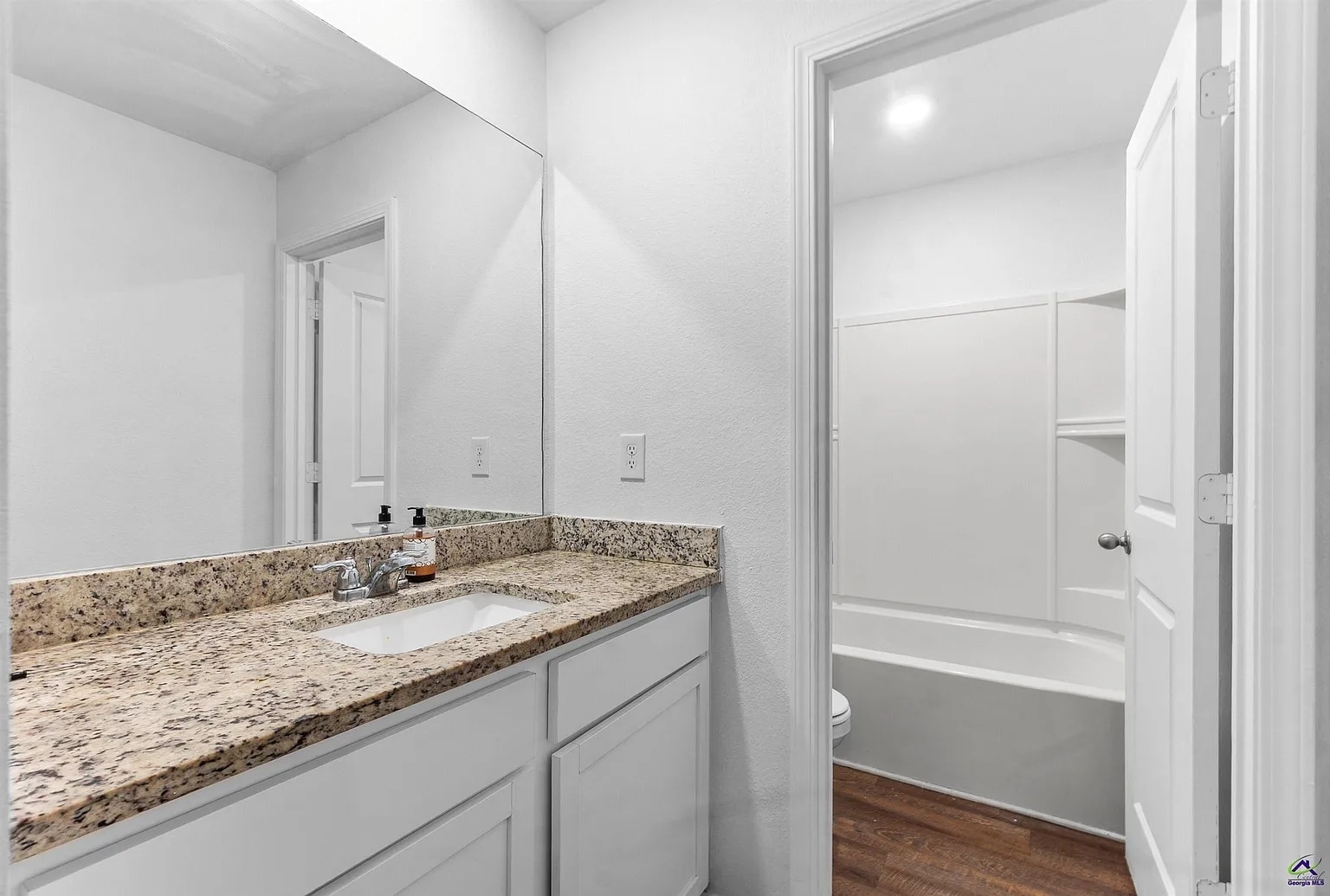 Shared Hallway Bathroom - 3335 Bridgewood Dr