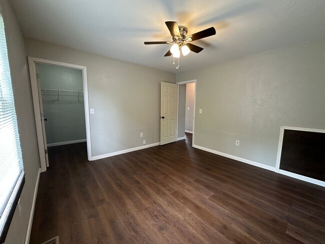 Building Photo - 2 Bedroom, 1 Bathroom Newly Remodeled Duplex
