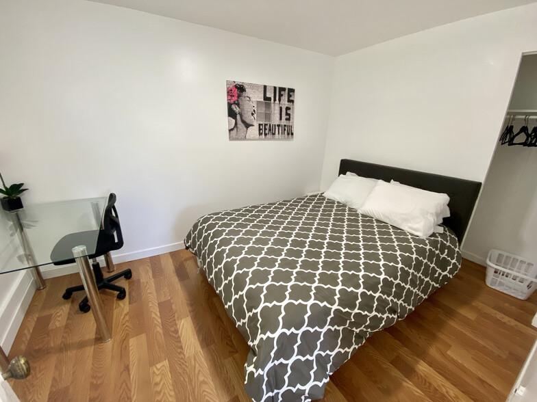 Full / Double Bed - 2102 6th St