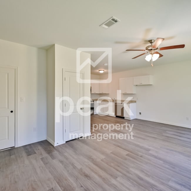 Building Photo - $1725! 3Bed/2.5Bath home in Fort Worth! SPECIAL Free APPLICATION by July 10th and use the code "2...