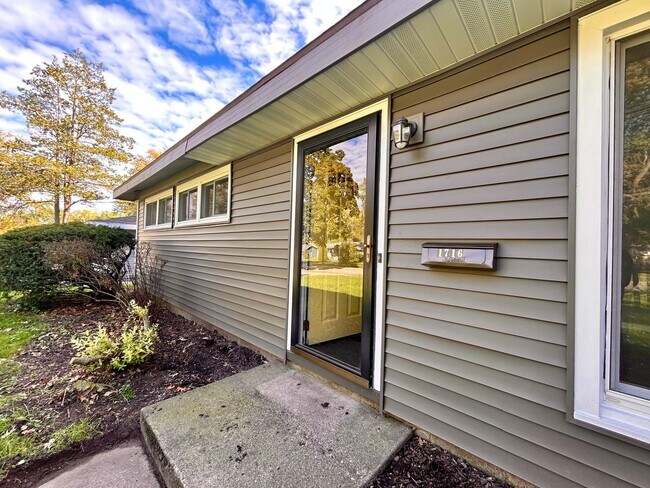 Building Photo - Three Bedroom Ranch in Northeast Grand Rapids