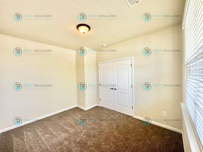 Building Photo - 3 Bedroom 2 Bathroom with Garage covered patio and beautiful yard!