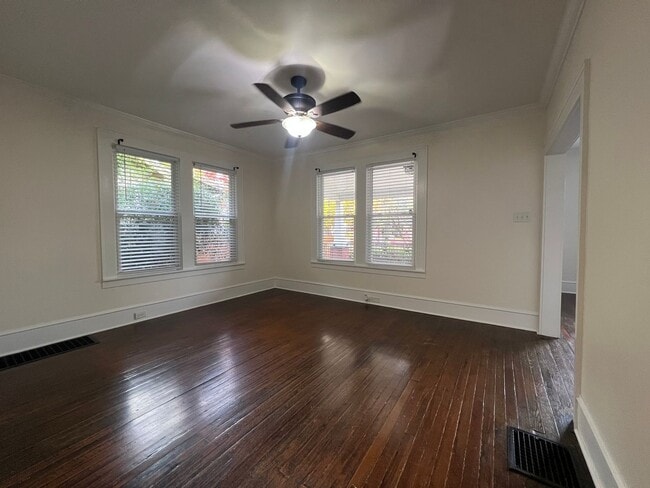 Building Photo - 2 bed and 1 bath house in Tree Streets Neigborhood.