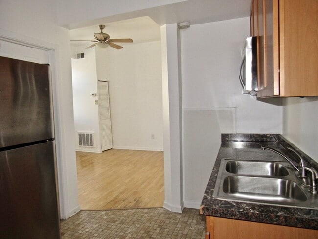 Building Photo - Cozy 1 Bed / 1 Bath - River West