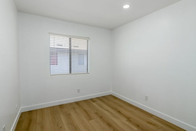 Building Photo - Beautifully Renovated 3-Bedroom Townhome i...