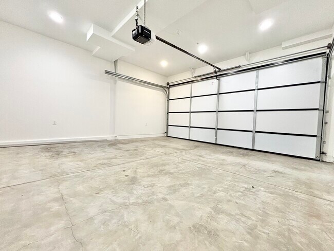 Building Photo - 18303 Oakbury Cir