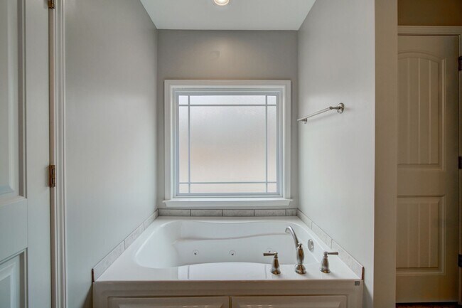 Building Photo - 732 Shelburne Ln