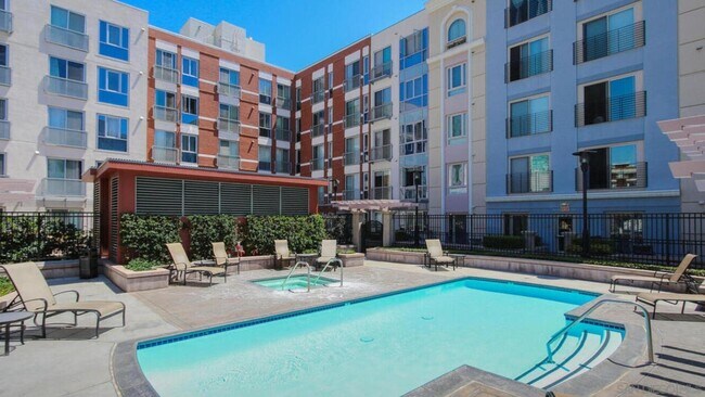 Building Photo - Perfectly located 1 bed/1 bath unit in Downtown now available! - $2,200/MO