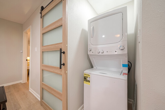 Washer& Dryer - 2908 Baer St