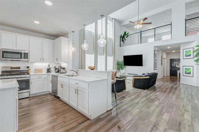 Building Photo - 15231 White Moss Dr
