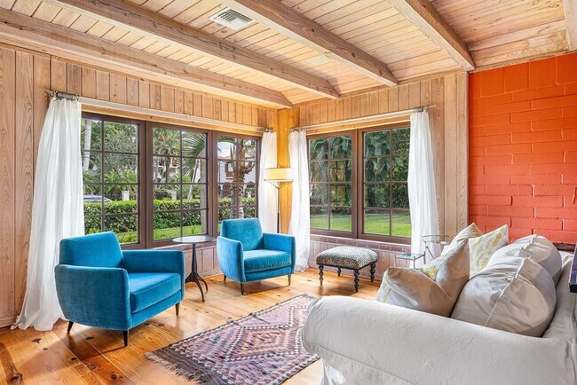 Building Photo - 334 Palm Trail