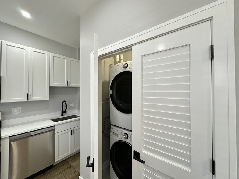 Building Photo - 3840 N Wilton Ave