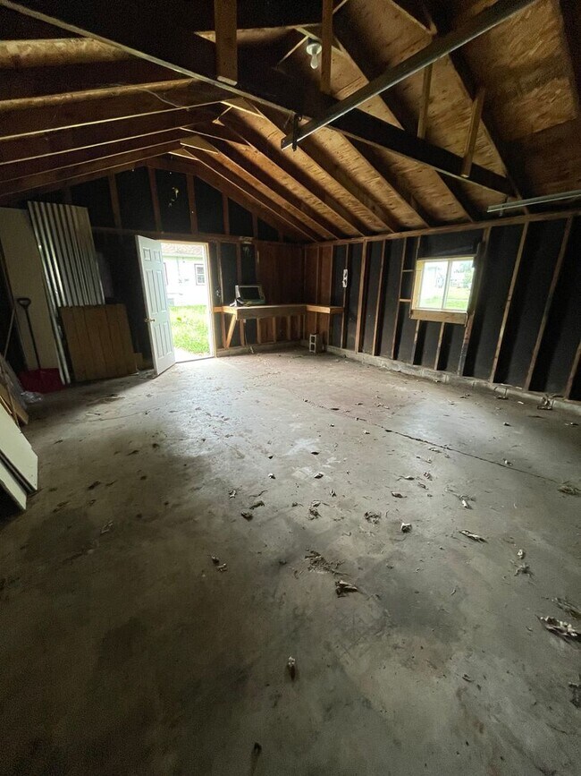 Building Photo - 3 Bedroom Home with Backyard and Garage - ...