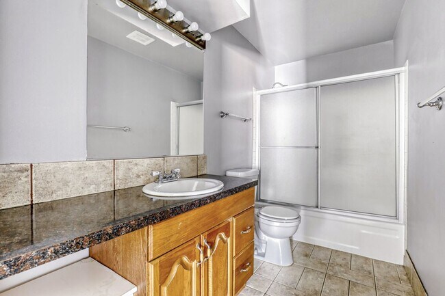 Building Photo - 1 MONTH FREE!! 2B/1B Upper Level Condo in Cottonwood Villas - Available NOW!