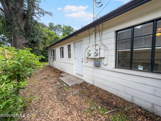 Building Photo - 839 Acosta St