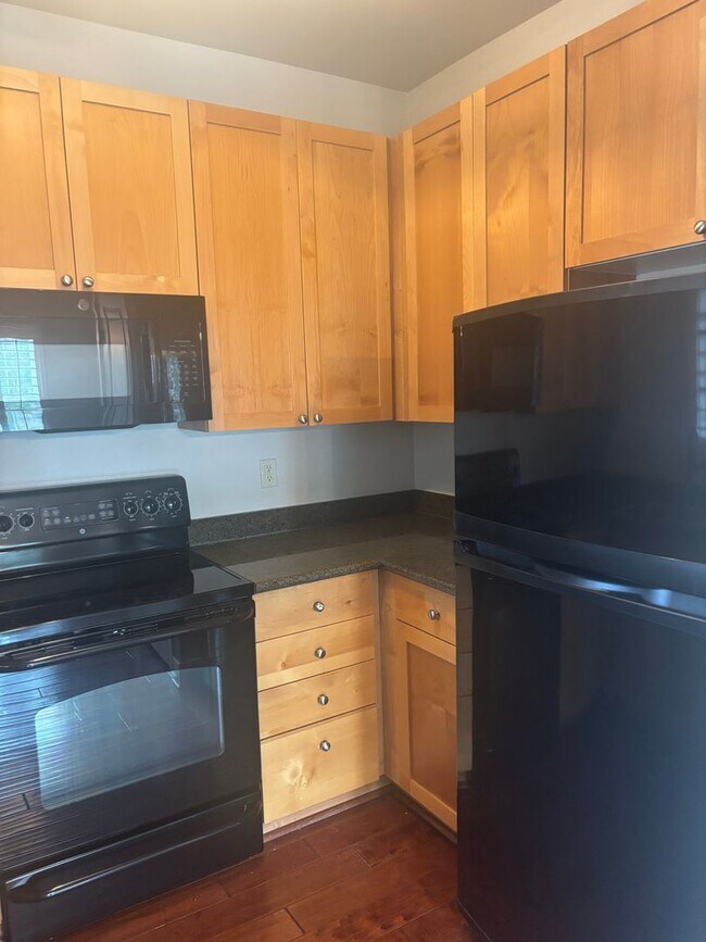 Building Photo - Stunning One-Bedroom Condo in Desirable Co...