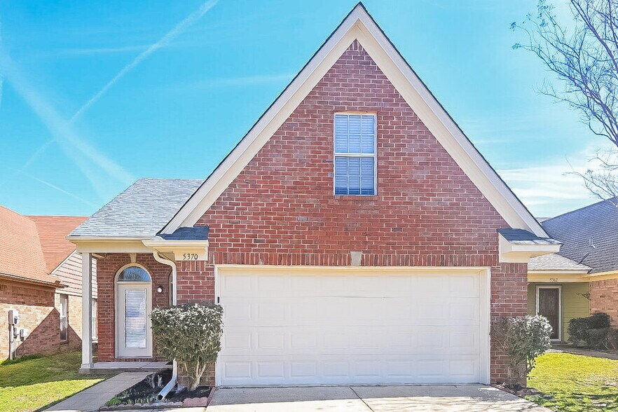 Primary Photo - 5370 Russell Dr