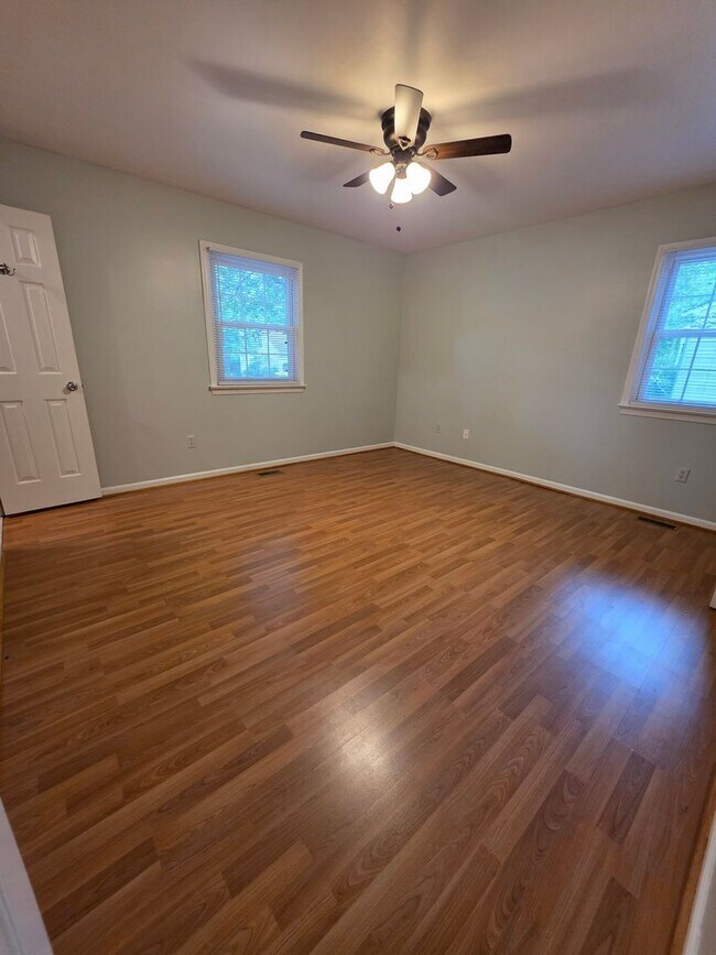 Building Photo - Cute Ranch in Yorktown Ready For New Tenants!