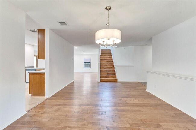 Building Photo - 1200 Del Roy Dr