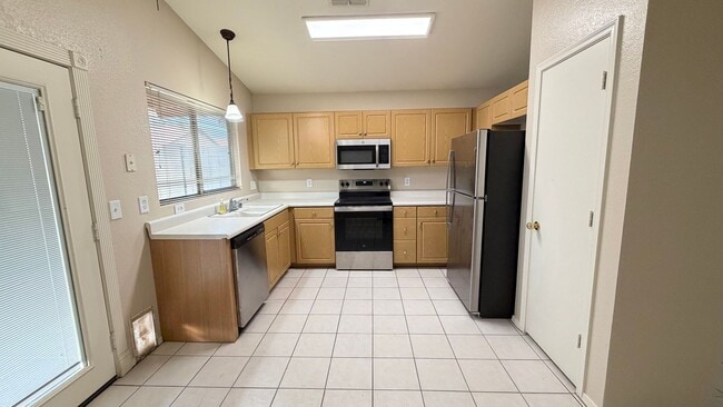 Building Photo - Freshly Painted 3 bedroom/2 bathroom Peoria Home!