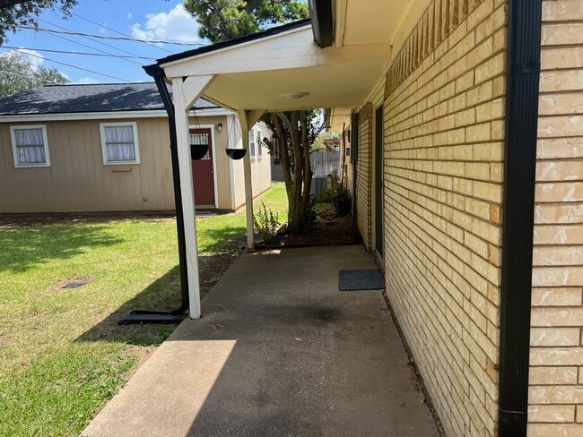 Building Photo - 1821 E Cedar Elm Dr