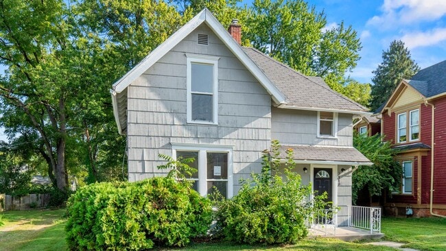 Building Photo - COMING SOON! 3 Bedroom House