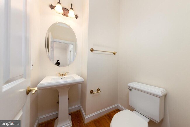 Building Photo - 1308 McLean Crest Ct