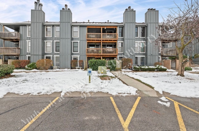 Building Photo - Spacious 2 Bed 2 Bath Ground Floor Unit-Coming SOON!!