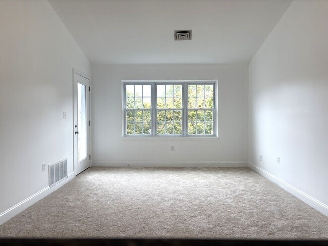 Building Photo - Completely updated 2 bed condo in desireab...