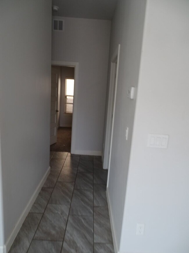 Building Photo - STYLISH EASTSIDE HOME
