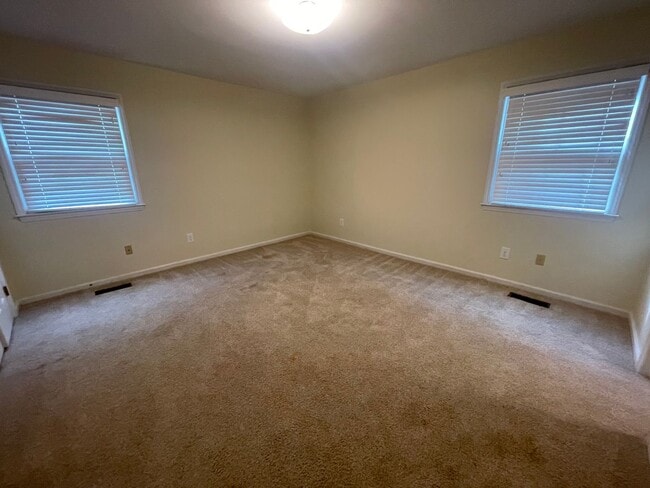 Building Photo - Spacious 4 Bedroom near Guilford College