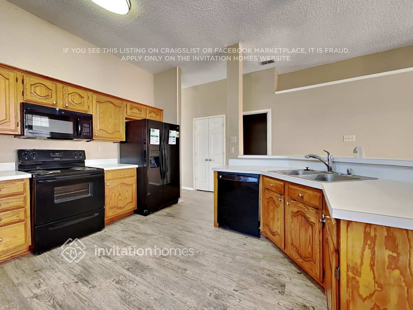 Building Photo - 2060 Camelot Dr
