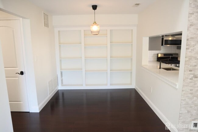 Building Photo - 1306 Commons at Kingswood Dr