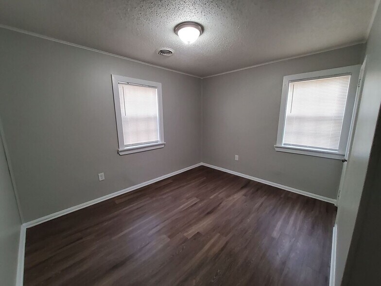 Building Photo - 6884 Ensign Rd