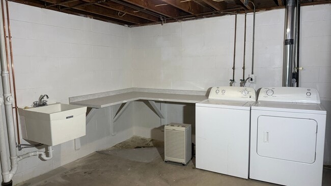 Building Photo - North central Ames 2 bedroom updated duplex, hardwood floors, and garage