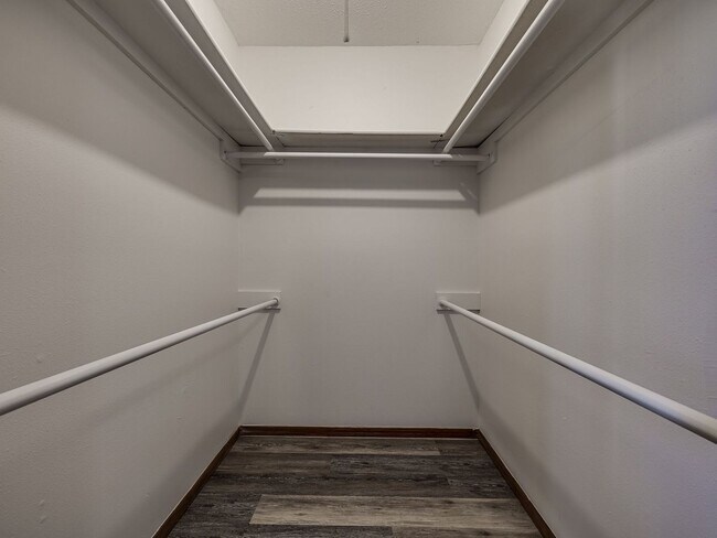 Building Photo - Move in discount / $800 first month rent