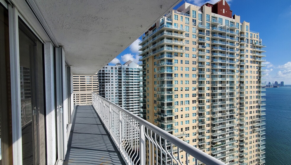 Building Photo - 1200 Brickell Bay Dr