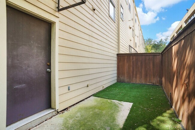 Building Photo - 4050 McKinney Ave
