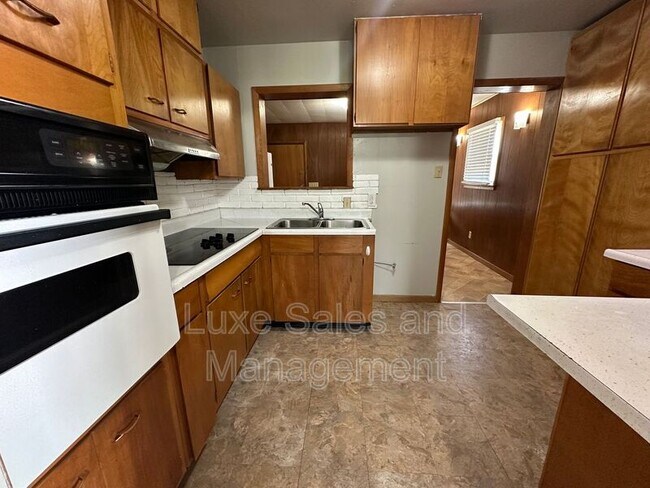 Building Photo - 206 E Myrtle Dr