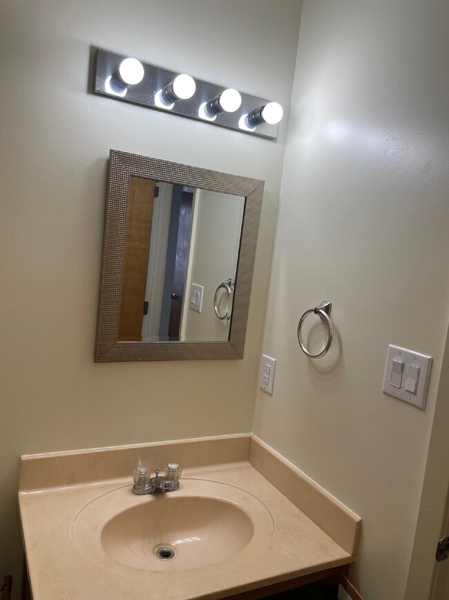Building Photo - 112 Bayou View Dr